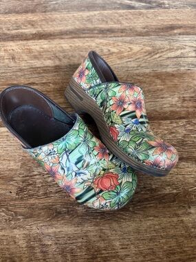 Dansko women’s tiger lily floral patent clog size 40 9 1/2-10